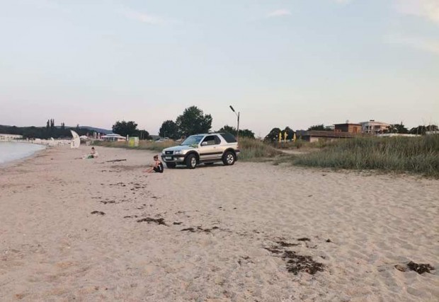 Фейсбук
Снимка на джип паркиран на плажа в Крайморие разгневи потребителите