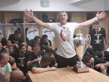 Уникално изпълнение на Акрапович в съблекалнята! Това трябва да се види!