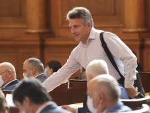 Глобиха депутати с 300 лева, не носели маски в парламента