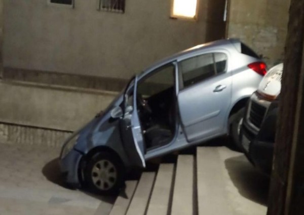 Лек автомобил Опел управляван от жена потегли по стълбите пред