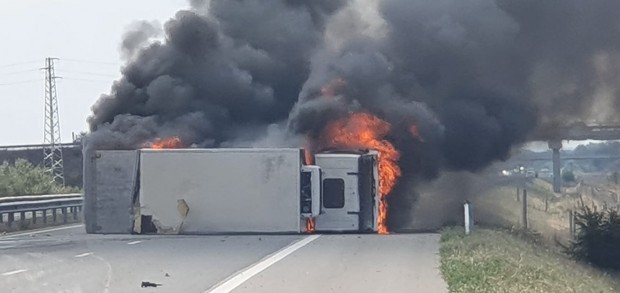 Камион се запали на магистрала "Тракия" край Пловдив