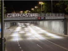 В Пловдив се появи скандалният транспарант "White Lives Matter"