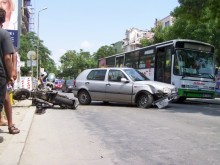 Голфаджия блъсна мотоциклетист и избяга