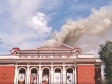 Пожар изгори покрива на операта в Русе