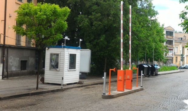 Областният управител обвини кмета, че отново гази закона с новите бариери