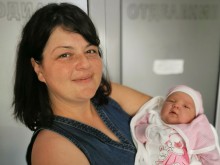 Момиченце гигант се роди в Пловдив! Майката консумирала основно диня и сирене!