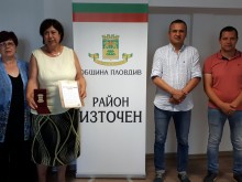 Кметът на "Източен" връчи почетен знак на директора на ДГ "Биляна"