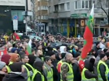 Хиляди българи се събраха да протестират в "Триъгълника на властта"