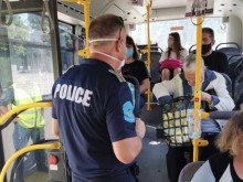 Общинска полиция проверява за носене на маски в градския транспорт в Пловдив