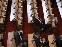 На извънредно заседание парламентът ще обсъди вота на недоверие