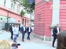 Хората на кмета интимничат с президента, докато съпартийците им го освиркват
