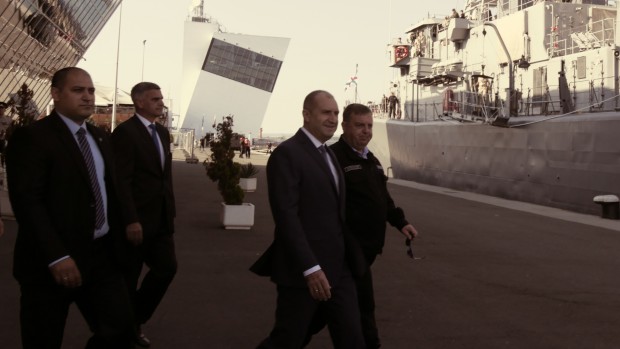 Plovdiv24.bg
Президентът Румен Радев пристигна на Морска гара в Бургас. Той