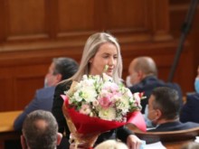 Русокоса красавица и музикант станаха част от родния парламент