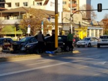 Мерцедес се вряза в автобусна спирка