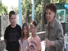 Достоен пример: Деца намериха и върнаха голяма сума пари на възрастна жена