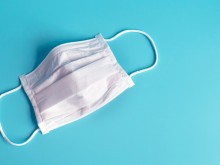 Във Франция маските стават задължителни на закрито