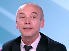 Доц. Мангъров "изчислява" болни и хоспитализирани от COVID-19 пред приятели