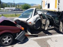 Верижна катастрофа с 4 автомобила изправи полицията на крак