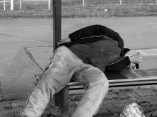 Мъж се напи безпаметно, вилня във варненско заведение и уринира на улицата