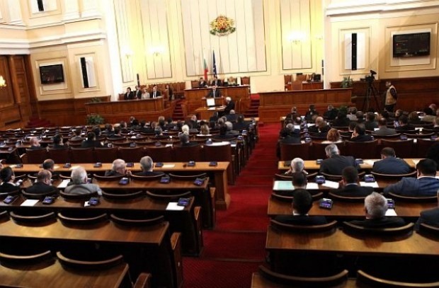 На извънредно заседание от 11 30 ч парламентът гласува вота на