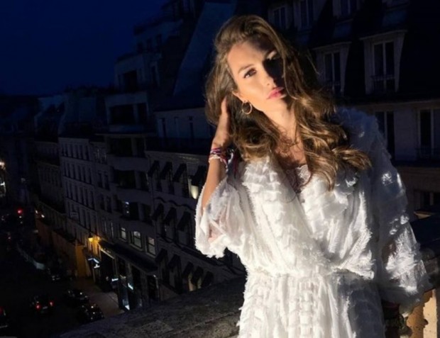 Ослепителната синоптичка Никол Станкулова броди из Париж с бяла рокля