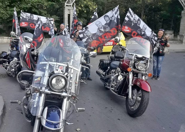 Мото шествие с флагове на група Сигнал предизвика интереса на