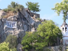 Закачиха огромен надпис "ОСТАВКА" в центъра на Пловдив