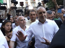 Президентът Радев отиде при протестиращите с вик: Мутри – вън! Да живее България!