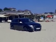 Кола паркира на български плаж, причината е изумителна