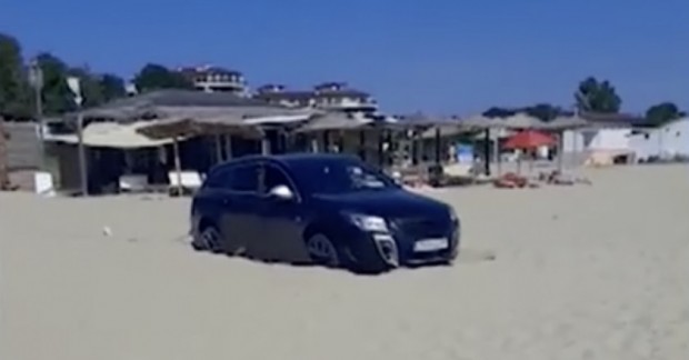 Отново автомобил, паркирал на български плаж. Случаят е от Шкорпиловци