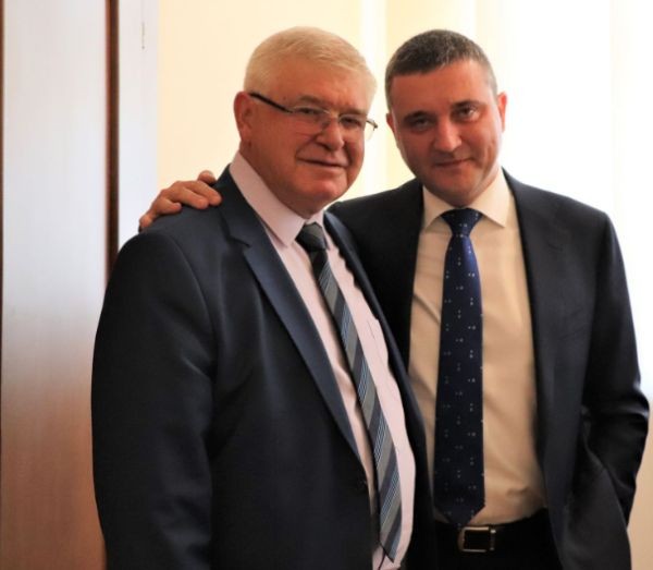 С братска прегръдка досегашният здравен министър Кирил Ананиев прие поста
