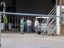 Огнище на коронавирус във ферма с български работници в Германия