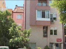 Абсурд в центъра на Пловдив! Жители на кооперация нямат вход и се прибират през гаража