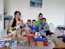 Семейство с пет деца дели една стая, оцелява със 100 лева