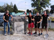 Почистиха паметник в "Остромила"