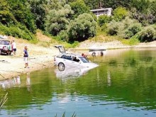Реши да си измие колата и стана това