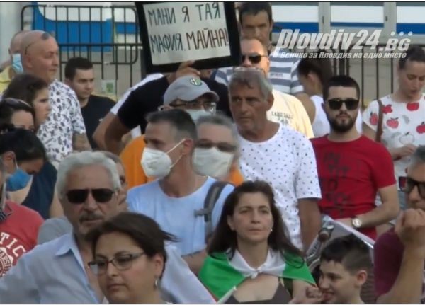 С викове "Оставка" пловдивчани огласиха центъра на Пловдив