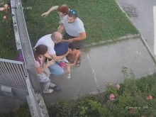 Шокиращо видео! Баща отвлече насила детето си от майка му