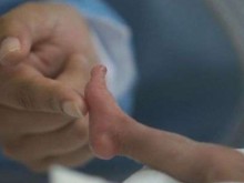 Истинско чудо! Преждевременно родено бебе с тегло 500 грама пребори COVID-19
