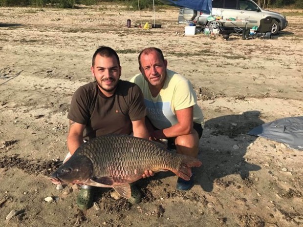 Гигантски 12 килограмов шаран улови млад рибар 24 годишният Диан Косев от