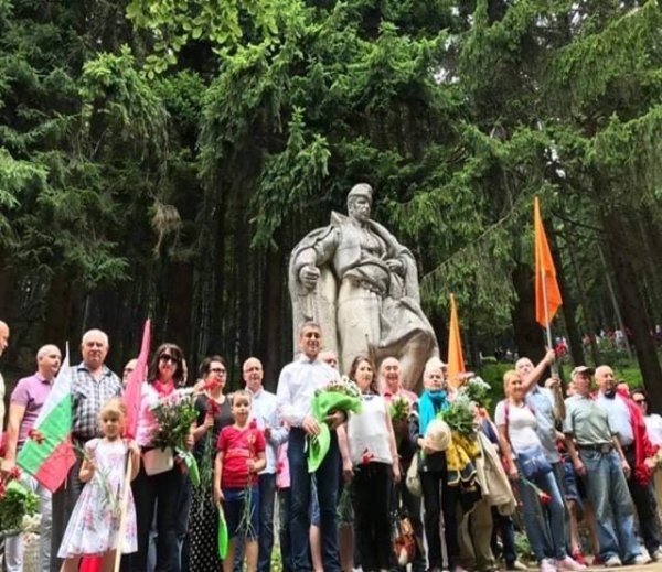 Сред развети оранжеви знамена на Бузлуджа се появи Красимир Янков.