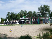 Млад пловдивчанин се нахвърли с юмруци на плажуващ в известен комплекс пред жена му