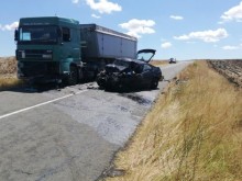 Ужас в Карнобатско! Шофьор почина на място след зверски удар в ТИР! Две жени са в бургаската болница!