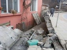 Зверски пиян шофьор се блъсна в стена и опита да избяга от полицията