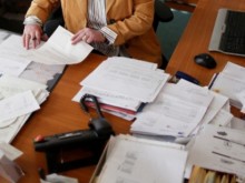 Правителството увеличава заплатите на чиновниците с 30%
