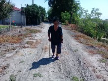 Възрастна жена изгуби съпруга си, защото няма път до къщата им