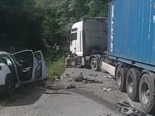 Брутална катастрофа на Айтоския проход! Трима души са затиснати в автомобил!