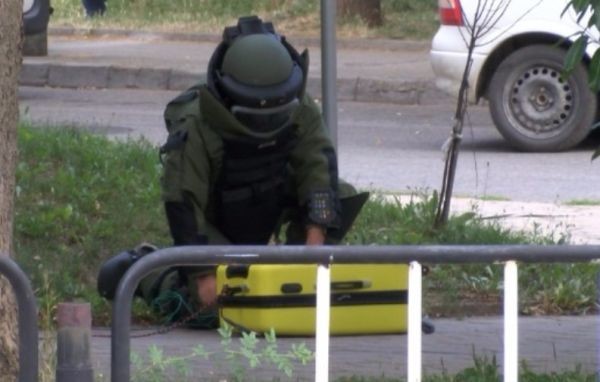 БГНЕС
Забравен куфар с надпис Бомба, оставен в района на паметника