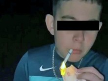 Дете с ланец запали цигара с банкнота от 5 лева