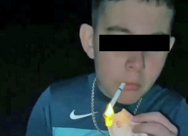 Скандално видео на дете което гори със запалка банкнота от